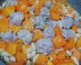 Foto del passaggio 2 della ricetta Zuppa di fagioli con zucca e salsiccia 🍲🍖🎃