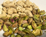 Foto del paso 1 de la receta: Tarta sin azúcar, con dátiles, ciruelas pistachos,nueces almendras, y avellanas para compensarlo