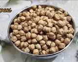 A picture of step 1 of Punjabi Choley Kulche.
