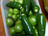 Tamales de salsa verde con hojas de hierba santa