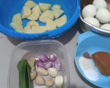 Foto langkah ke 1 dari resep Semur Telur dan Kentang.
