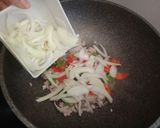 รูปขั้นตอนการทำที่ 2 ของ หอมหัวใหญ่ผัดหมูสับพริกหวาน