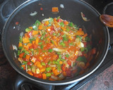 Foto del paso 3 de la receta: Calamares en salsa con arroz blanco y guisantes