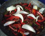 Gambar langkah 4 resipi Telur bistik black pepper sauce (maraton ramadhan).