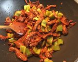 Une image de l'étape 2 de Nouilles chinoises au bœuf poivron chou kale poivrons oignons et tomates.