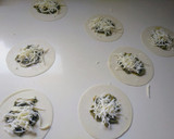Foto del paso 3 de la receta: Empanadillas con pesto, mozzarella y tomate