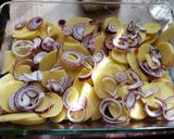 Fűszeres csirkemell csíkok lilahagymás burgonya ágyon recept fázis 4 fotója