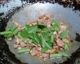 รูปขั้นตอนการทำที่ 7 ของ ผัดกะเพราหมูชิ้น(ไม่เผ็ด)