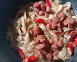 Foto langkah ke 6 dari resep Tumis jamur sosis.