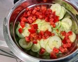 Une image de l'étape 4 de Salades de concombre à la crème, tomates, roquefort et aneth.