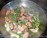 Foto del paso 3 de la receta: Crema de portobellos con espárragos, ajos y mejillones