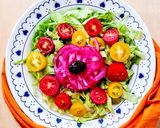 Foto del paso 3 de la receta: Ensalada multicolor sobre base de lechuga capuchina 💚 con cherry ♥️ 💛 más cebolla morada encurtida 💜