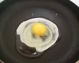Foto langkah ke 2 dari resep Telor Ceplok Kecap Asin.