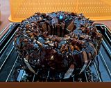 Foto langkah ke 6 dari resep Bolu coklat siram almond.