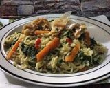 A picture of step 4 of Noodles veggies with Stockfish flakes.