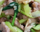 รูปขั้นตอนการทำที่ 3 ของ ผัดต้นคะน้าเห็ดออรินจิหมูนุ่ม