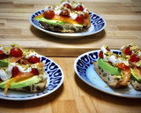 Foto del paso 5 de la receta: Tosta de aguacate, salmón marinado, tomate, yogur y pistachos