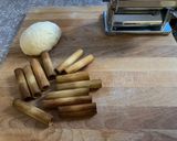 Foto del passaggio 2 della ricetta Chiacchiere semplici veloci e senza uova