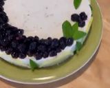 Foto del passaggio 12 della ricetta Cheesecake al basilico, limone e miele con yogurt, pinoli e morette di rovo