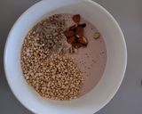 Foto del paso 3 de la receta: Yogur de frutilla con quinua, almendras y semillas de maravilla