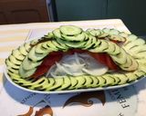 Une image de l'étape 5 de Salade de tomates grappe et concombre Noa à l oignon blanc d Italie et aromates de la mer.