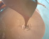 صورة لخطوة 2 من وصفة كيكة الشوكولا السحرية بصوص الكاكاو بدون بيض، بدون شوكولا 🍫