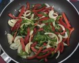 Foto del paso 1 de la receta: Jamoncitos de pollo guisados con verduritas y patatas dado