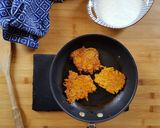 Foto del passaggio 7 della ricetta Frittelle di zucca con aromi