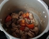 Hình bước làm 2 của món Canh dưa cải chua gân bò