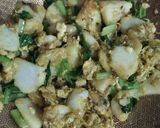 Gambar langkah 4 resipi Nasi Impit Goreng Telur.