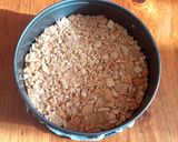 Foto del passaggio 5 della ricetta Cheesecake al cioccolato bianco con ganache al cioccolato fondente
