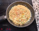 Foto del paso 15 de la receta Tortilla de brócoli con sobre mesa de tomate