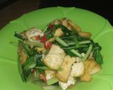 Foto langkah ke 6 dari resep Tumis Sayur Sosin dan Tahu Sederhana.