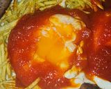 Foto del paso 5 de la receta Huevos fritos con patatas paja, salsa de tomate y salchichas