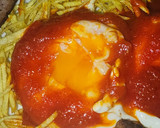 Foto del paso 5 de la receta: Huevos fritos con patatas paja, salsa de tomate y salchichas