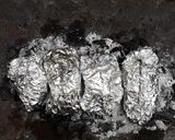 Foto del paso 2 de la receta: Papa asada al carbón 🥔