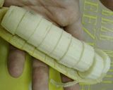 Foto langkah ke 2 dari resep Pisang Beku Cemilan Sehat untuk Anak.