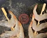 Une image de l'étape 4 de Riz safrané et ses brochettes de gambas sautées au citron.