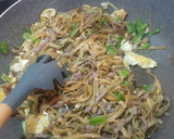Foto langkah ke 4 dari resep Kwetiau Goreng Simpel.