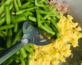 Foto langkah ke 5 dari resep Tumis buncis telur (krenyes/garing).