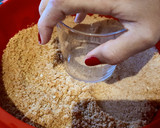 Foto del paso 3 de la receta: Tarta de manzana con base de galletas María