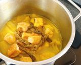 Hình bước làm 5 của món Chuối xanh om tảo xoắn