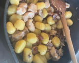 Tejszínes-paprikás csirkemell gnocchival szaftos recept fázis 3 fotója