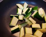 Foto del paso 1 de la receta Garbanzos con calabacín y huevo poché