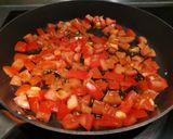 Foto del passaggio 2 della ricetta Hamburger con pomodori freschi e insalata mista cotti in padella