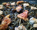 Foto del paso 10 de la receta: Fideuà negra del senyoret con chipirones en tempura