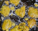 A picture of step 2 of Aloo piyaz ke pakoray.