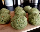 Knedle szpinakowe z masłem szałwiowym krok przepisu 3 zdjęcie