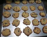 Foto langkah ke 6 dari resep Vanilla chocochips cookies.