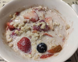 Foto del paso 3 de la receta: Porridge con fresas, frambuesas y arándanos al microondas (Gachas de Avena)